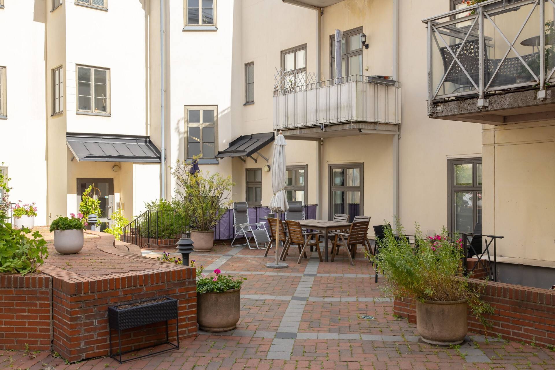 Föreningens innergård med uteplats och planteringar